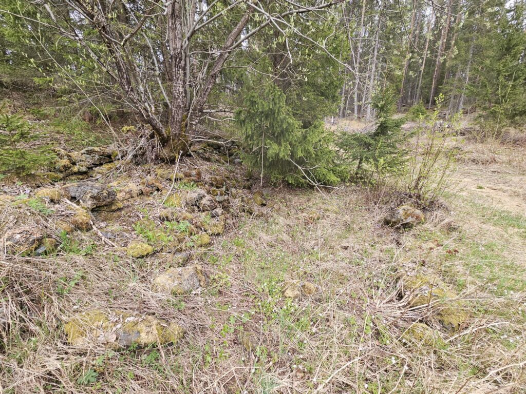 Steinrøys eller del av mur